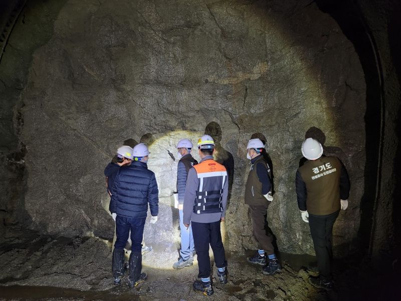 '도봉산~옥정 광역 철도' 건설 현장을 찾은 전문가들이 싱크흘 사고 대비 특별 점검을 실시하고 있다. 경기도 제공