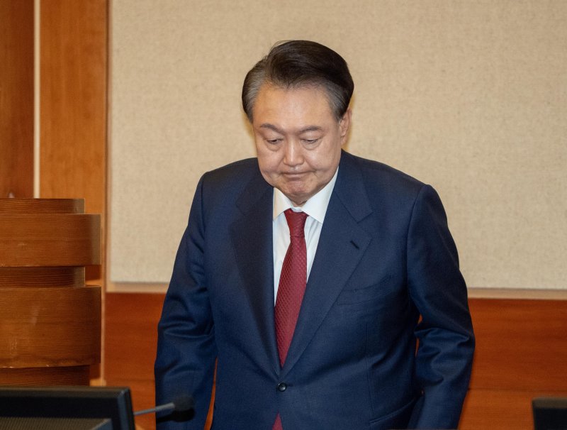 [서울=뉴시스] 사진공동취재단 = 윤석열 대통령이 20일 오후 서울 종로구 헌법재판소 대심판정에서 열린 탄핵심판 10차 변론기일에 출석하고 있다. 2025.02.20. photo@newsis.com