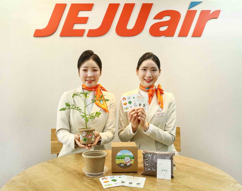 제주항공 승무원들이 식목일을 맞아 어린이 승객들에게 제공하는 '식물 키우기 키트'를 소개하고 있다. 제주항공 제공