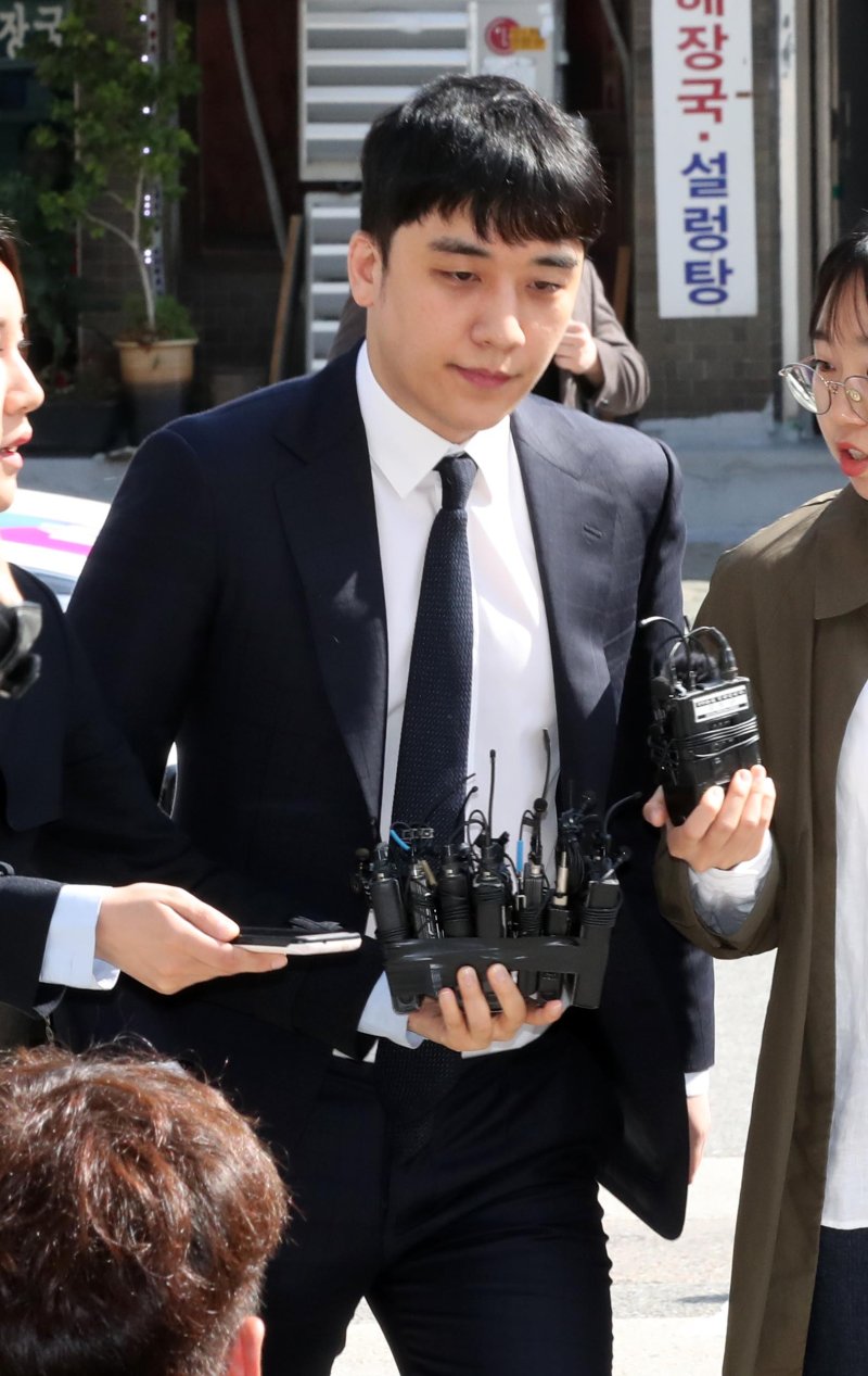 [서울=뉴시스] 고범준 기자 = 상습도박 및?외국환거래법 위반 혐의로 입건된?그룹 빅뱅 출신 가수 승리가 24일 오전 조사를 받기 위해 서울 중랑구 서울지방경찰청 지능범죄수사대에 출석하고 있다. 2019.09.24. bjko@newsis.com