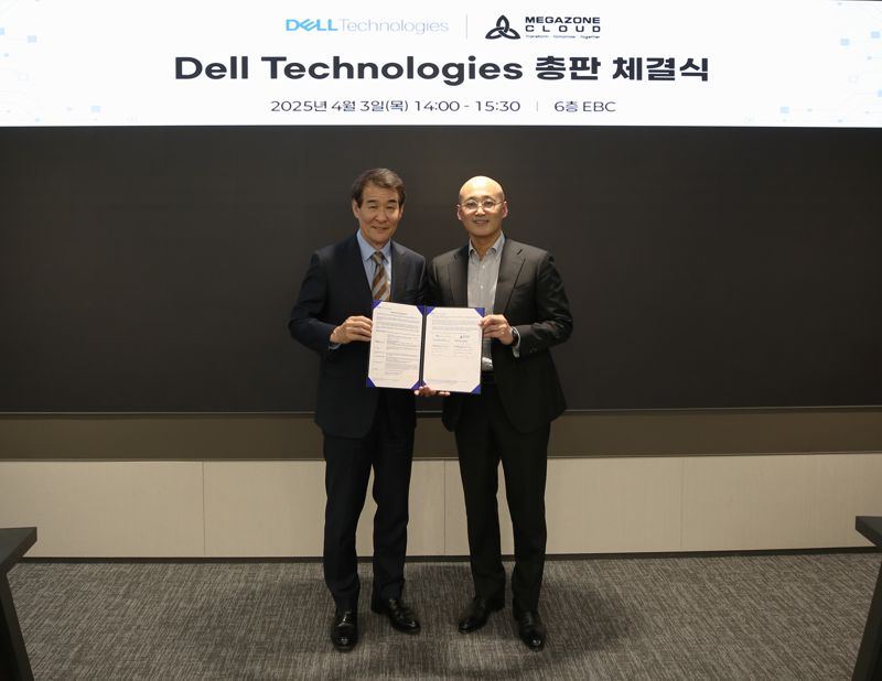 메가존클라우드 염동훈 대표(오른쪽)와 한국 델 테크놀로지스 김경진 총괄사장이 지난 3일 과천 메가존산학연센터에서 총판 체결식 후 기념 촬영을 하고 있다. 메가존클라우드 제공
