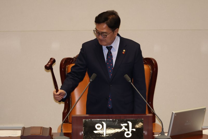 [서울=뉴시스] 권창회 기자 = 우원식 국회의장이 3일 오후 서울 여의도 국회에서 열린 제423회국회(임시회)?제4차?본회의에서 의사봉을 두드리고 있다. 2025.04.03. kch0523@newsis.com