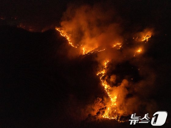 3월 26일 밤 경북 청송군 주왕산면 상의리 주왕산국립공원에 산불이 번지고 있다. (청송=뉴스1) 공정식 기자
