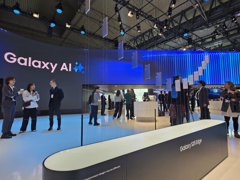 [바르셀로나(스페인)=뉴시스]지난 3~6일(현지시간) 스페인 바르셀로나에서 진행된 MWC25의 삼성전자 부스에 전시된 갤럭시 S25 엣지. (사진=윤현성 기자)