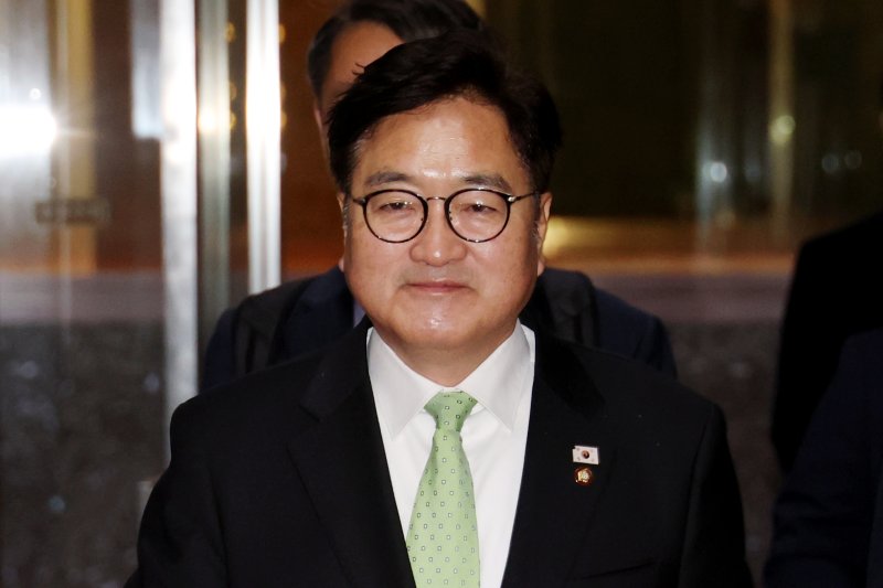 (서울=뉴스1) 이광호 기자 = 우원식 국회의장이 윤석열 대통령 탄핵심판 선고일인 4일 오전 서울 여의도 국회로 출근하고 있다. 2025.4.4/뉴스1 /사진=뉴스1화상
