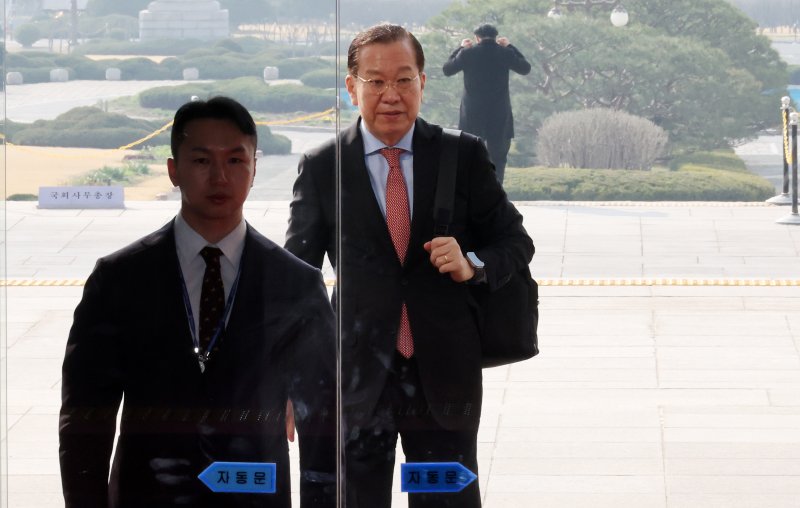 권영세 국민의힘 비상대책위원장이 윤석열 대통령 탄핵심판 선고일인 4일 오전 서울 여의도 국회로 출근하고 있다. 뉴시스