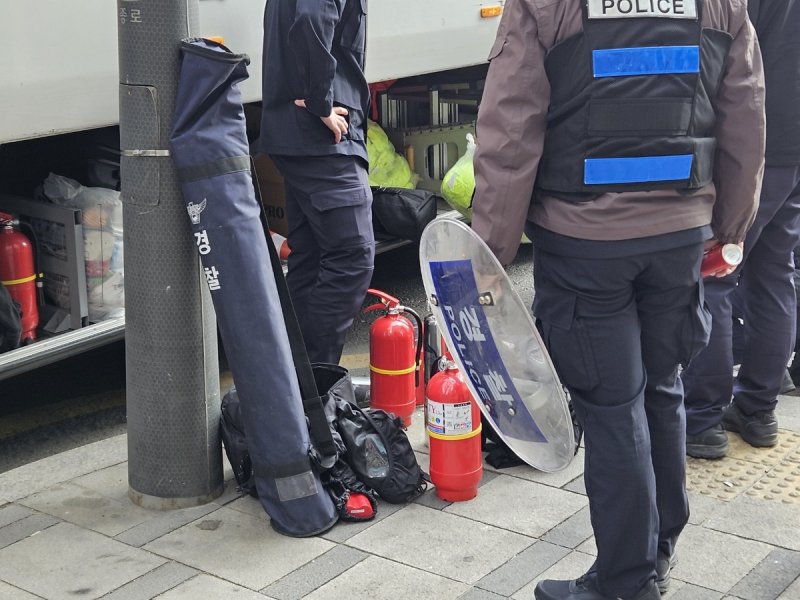 소화기 등 장구류 준비하는 헌법재판소 인근 경찰 (출처=연합뉴스)