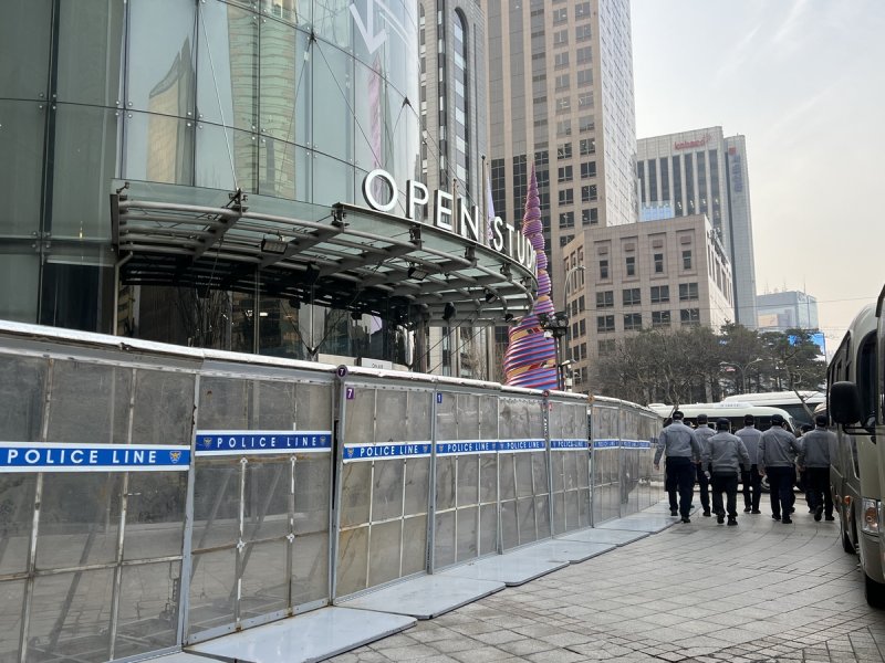 동아일보 사옥 앞 설치된 경찰 바리케이드 (출처=연합뉴스)