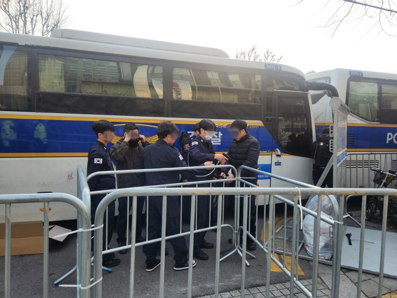 캡사이신 분사기 준비하는 경찰 기동대원 (출처=연합뉴스)