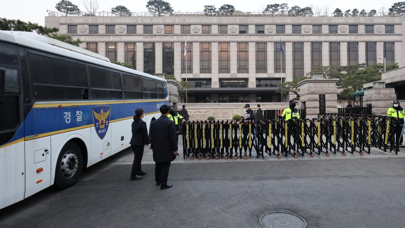[서울=뉴시스] 사진공동취재단 = 윤석열 대통령의 탄핵 심판 선고기일인 4일 서울 종로구 헌법재판소 인근에 경찰 차벽이 세워져 있다. 2025.04.04. photo@newsis.com
