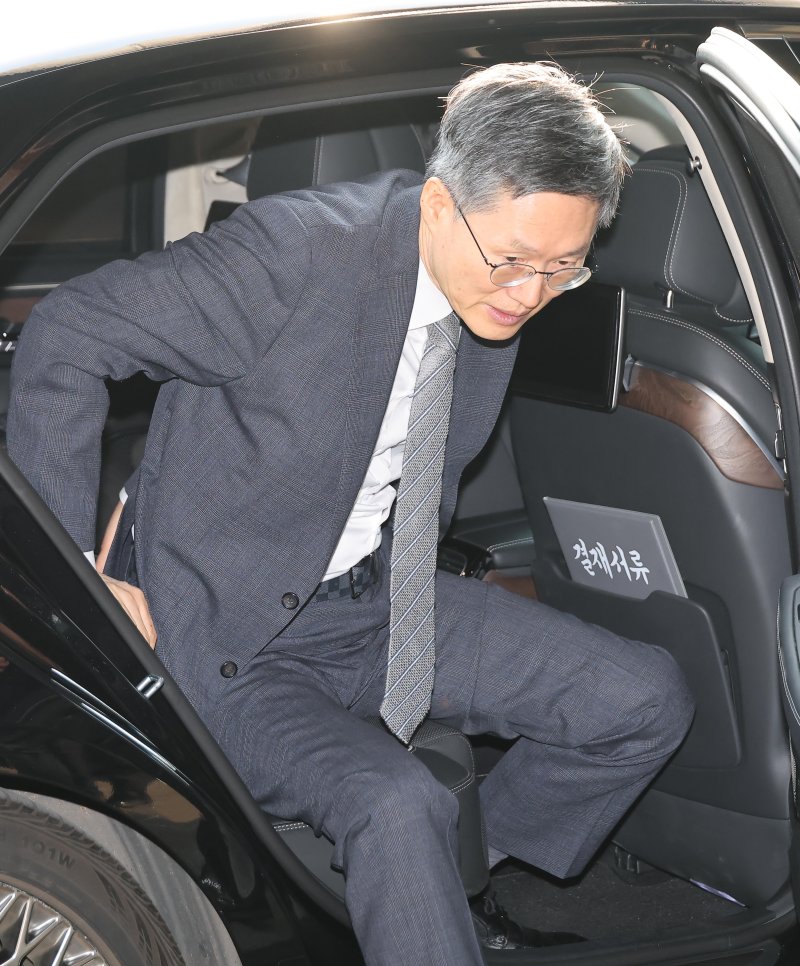 [서울=뉴시스] 사진공동취재단 = 문형배 헌법재판소장 권한대행이 윤석열 대통령 탄핵심판 선고기일인 4일 오전 서울 종로구 헌법재판소로 출근하고 있다. 2025.04.04. photo@newsis.com