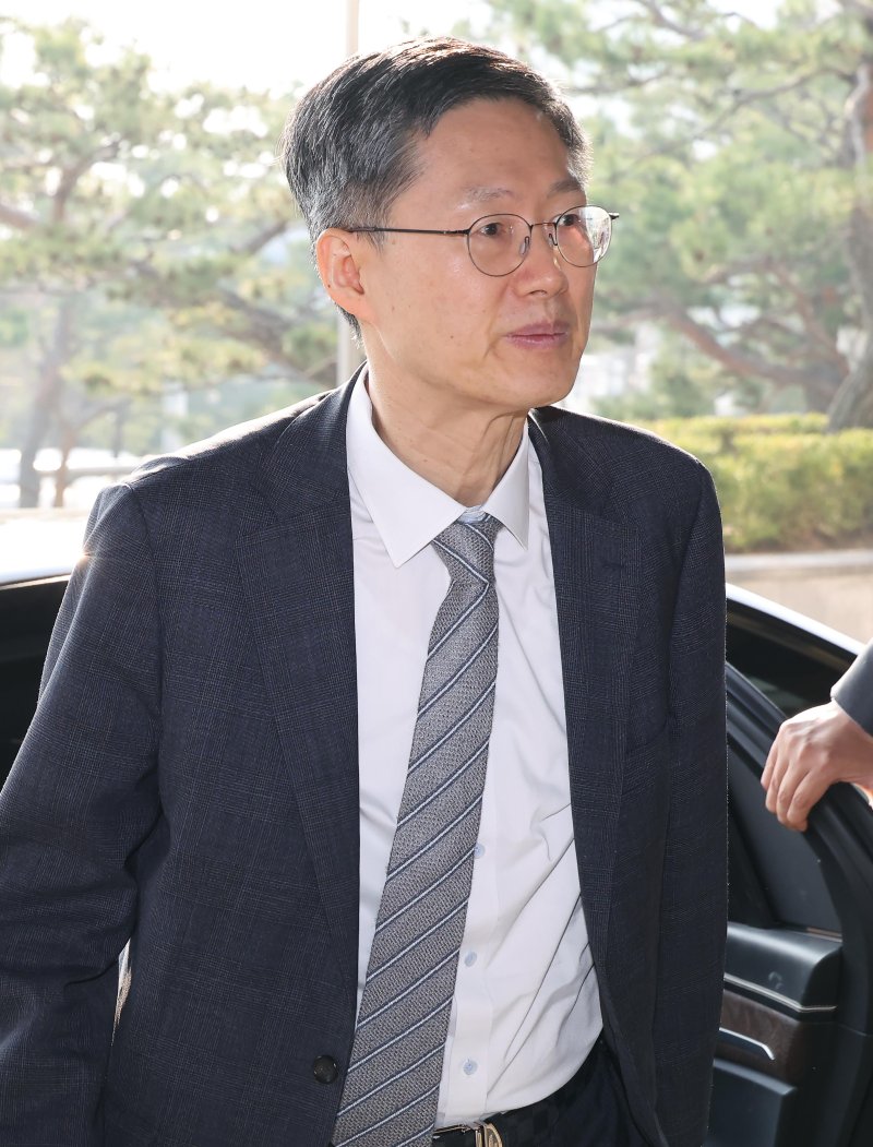 [서울=뉴시스] 사진공동취재단 = 문형배 헌법재판소장 권한대행이 윤석열 대통령 탄핵심판 선고기일인 4일 오전 서울 종로구 헌법재판소로 출근하고 있다. 2025.04.04. photo@newsis.com