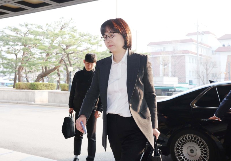 [서울=뉴시스] 사진공동취재단 = 윤석열 대통령 탄핵심판 선고기일인 4일 오전 이미선 헌법재판관이 서울 종로구 헌법재판소로 출근하고 있다. 2025.04.04. photo@newsis.com