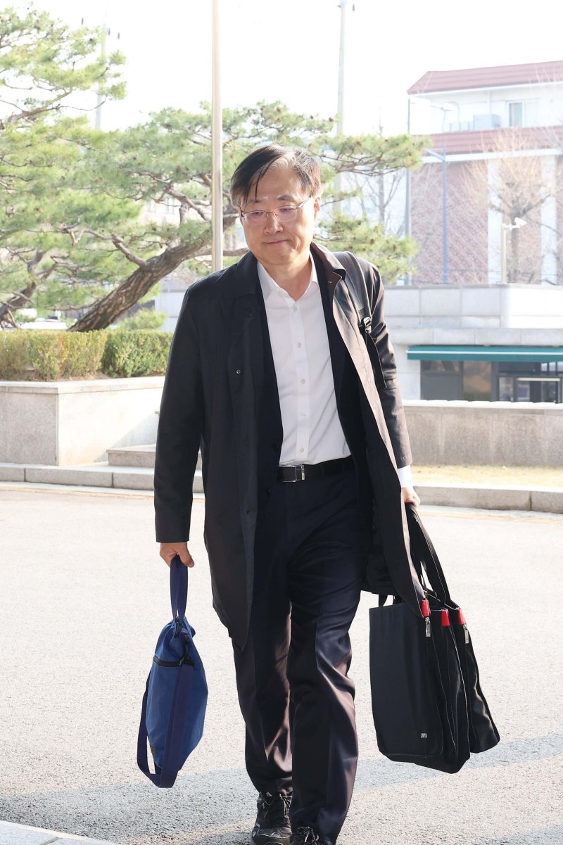 [서울=뉴시스] 사진공동취재단 = 윤석열 대통령 탄핵심판 선고기일인 4일 오전 김형두 헌법재판관이 서울 종로구 헌법재판소로 출근하고 있다. 2025.04.04. photo@newsis.com