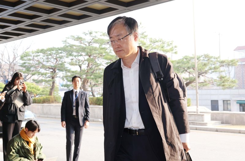 [서울=뉴시스] 사진공동취재단 = 윤석열 대통령 탄핵심판 선고기일인 4일 오전 김형두 헌법재판관이 서울 종로구 헌법재판소로 출근하고 있다. 2025.04.04. photo@newsis.com