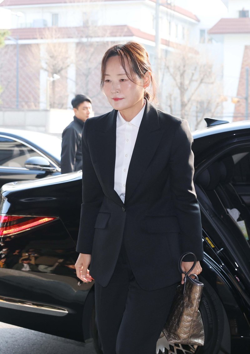 [서울=뉴시스] 사진공동취재단 = 윤석열 대통령 탄핵심판 선고기일인 4일 오전 정정미 헌법재판관이 서울 종로구 헌법재판소로 출근하고 있다. 2025.04.04. photo@newsis.com