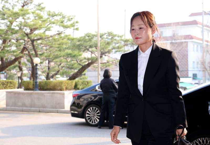 [서울=뉴시스] 사진공동취재단 = 윤석열 대통령 탄핵심판 선고기일인 4일 오전 정정미 헌법재판관이 서울 종로구 헌법재판소로 출근하고 있다. 2025.04.04. photo@newsis.com