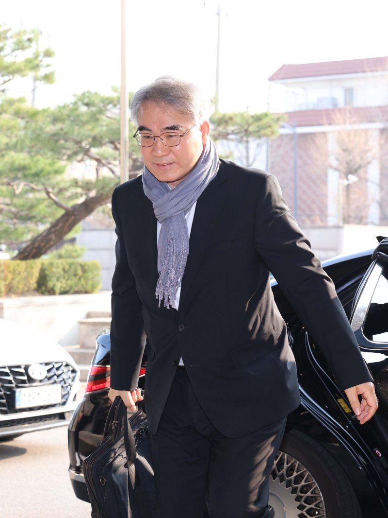 [서울=뉴시스] 사진공동취재단 = 윤석열 대통령 탄핵심판 선고기일인 4일 오전 조한창 헌법재판관이 서울 종로구 헌법재판소로 출근하고 있다. 2025.04.04. photo@newsis.com