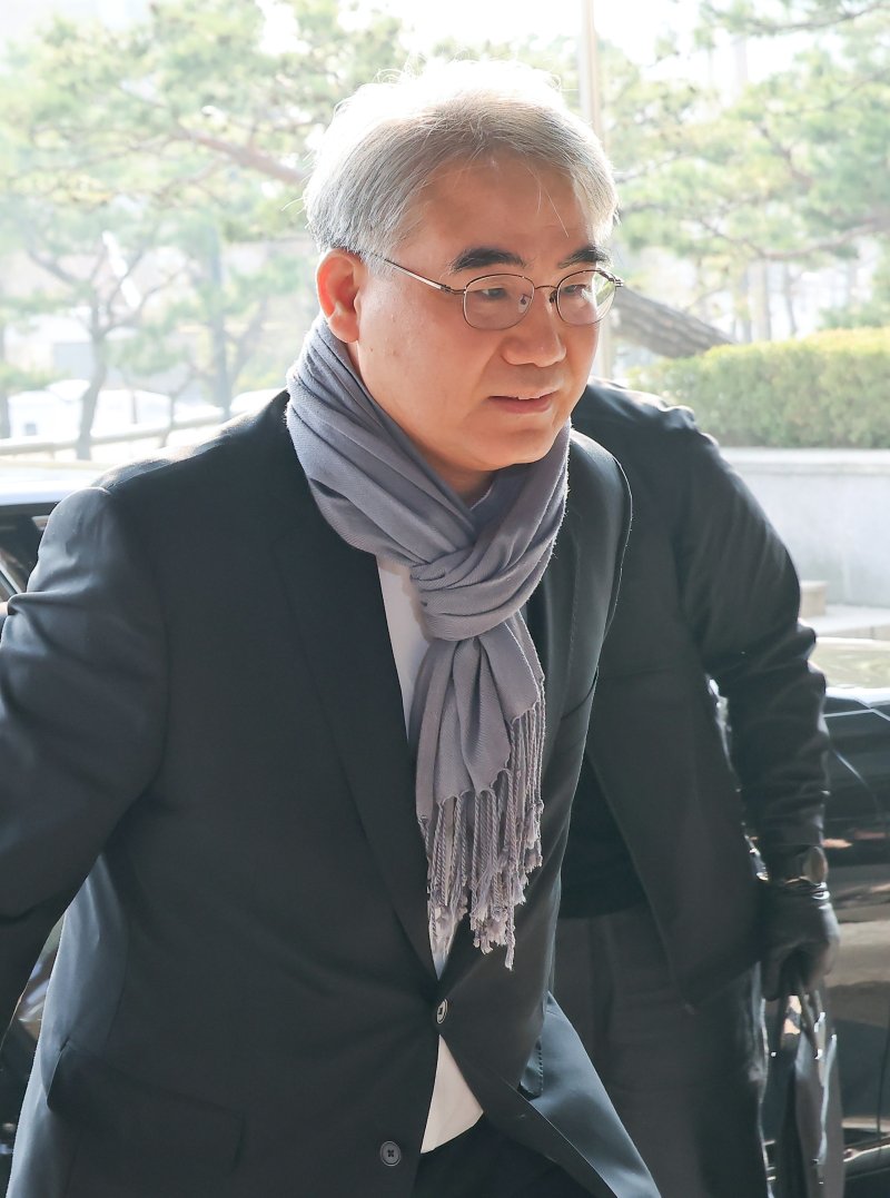 [서울=뉴시스] 사진공동취재단 = 조한창 헌법재판관이 윤석열 대통령 탄핵심판 선고기일인 4일 오전 서울 종로구 헌법재판소로 출근하고 있다. 2025.04.04. photo@newsis.com