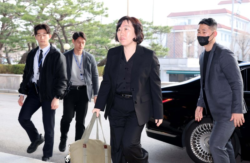 [서울=뉴시스] 사진공동취재단 = 윤석열 대통령 탄핵심판 선고기일인 4일 오전 정계선 헌법재판관이 서울 종로구 헌법재판소로 출근하고 있다. 2025.04.04. photo@newsis.com