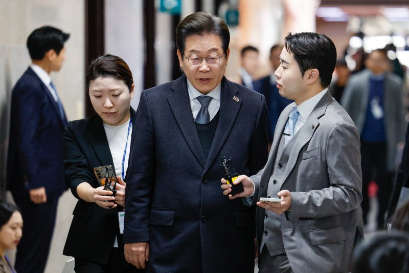 이재명 더불어민주당 대표가 윤석열 대통령 탄핵 심판 선고일인 4일 오전 서울 여의도 국회에서 열린 비공개 최고위원회의에 향하며 취재진에 둘러싸여 있다. ⓒ News1 안은나 기자