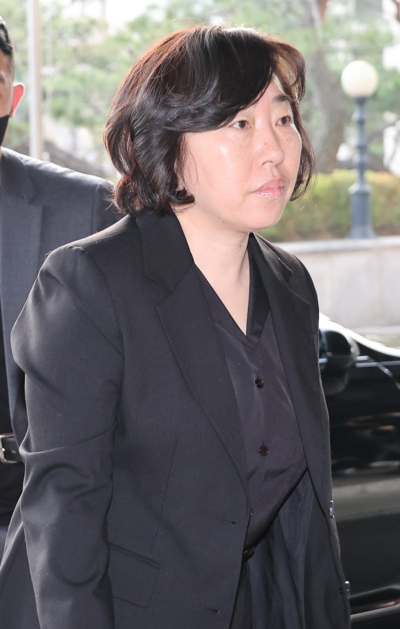 [서울=뉴시스] 사진공동취재단 = 정계선 헌법재판관이 윤석열 대통령 탄핵심판 선고기일인 4일 오전 서울 종로구 헌법재판소로 출근하고 있다. 2025.04.04. photo@newsis.com