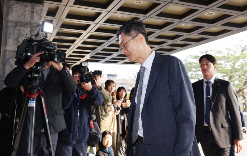 [서울=뉴시스] 사진공동취재단 = 윤석열 대통령 탄핵심판 선고기일인 4일 오전 문형배 헌법재판소장 권한대행이 서울 종로구 헌법재판소로 출근하고 있다. 2025.04.04. photo@newsis.com