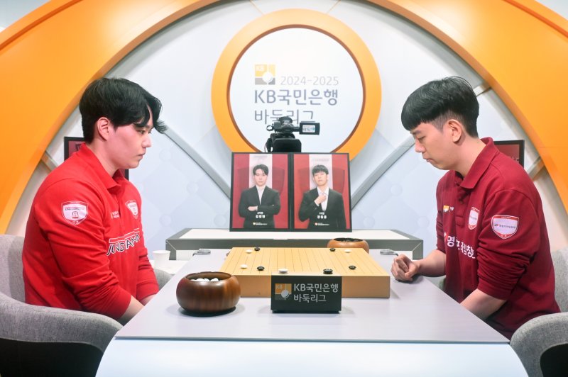 [서울=뉴시스] 2024~2025시즌 KB국민은행 바둑리그에서 11승 3패를 기록하면서 다승왕에 등극한 영림프라임창호의 강동윤 9단(오른쪽). (사진=한국기원 제공) *재판매 및 DB 금지