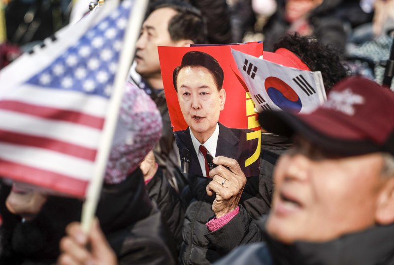 [서울=뉴시스] 정병혁 기자 = 윤석열 대통령 탄핵 심판 선고를 앞둔 4일 서울 용산구 한남동 대통령 관저 앞에서 탄핵 반대 집회 참가자들이 구호를 외치고 있다. 2025.04.04. jhope@newsis.com