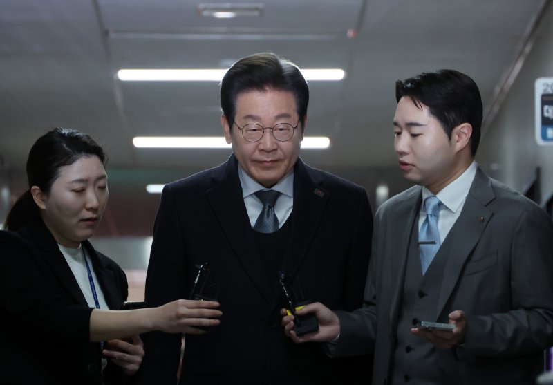 [서울=뉴시스] 고승민 기자 = 이재명 더불어민주당 대표가 4일 서울 여의도 국회에서 열린 비공개 최고위원회의에 참석하며 취재진 질문을 받고 있다. 2025.04.04. kkssmm99@newsis.com