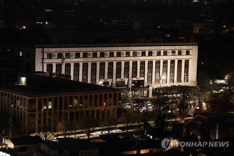 탄핵선고 D-1, 불 꺼진 헌법재판소 (출처=연합뉴스)