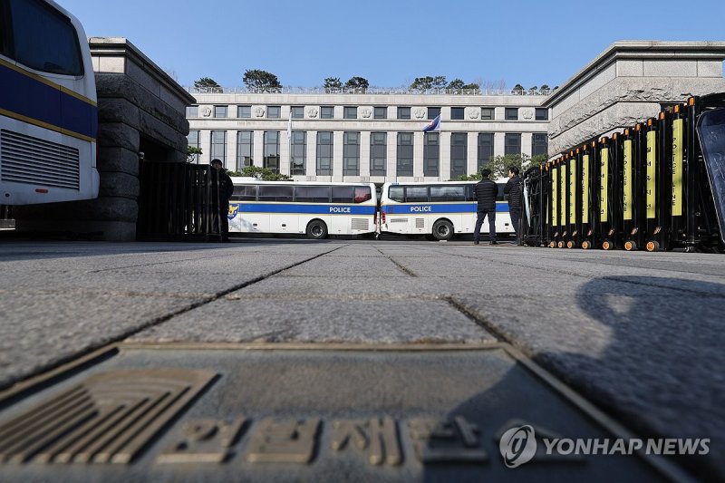 尹 선고 앞둔 헌재…"만장일치 파면"vs"법 테두리 내 비상대권 행사"