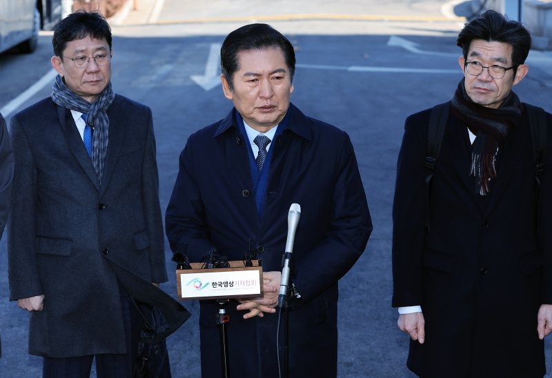 정청래 국회 법사위원장(가운데)이 19일 오후 서울 종로구 재동 헌법재판소 대심판정에서 열린 한덕수 국무총리 탄핵심판 1차 변론에 참석하며 취재진의 질문에 답하고 있다. 2025.2.19/뉴스1 ⓒ News1 박정호 기자