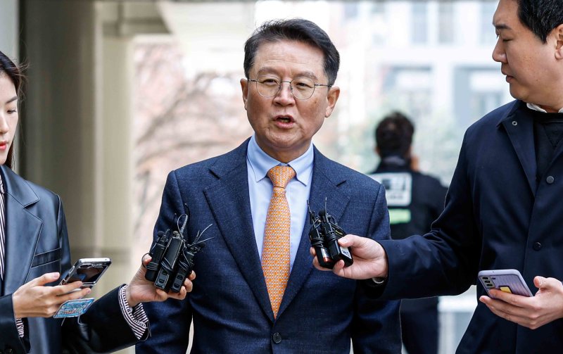 윤석열 대통령 측 변호인 윤갑근 변호사가 24일 서울 서초구 서울중앙지방법원에서 열린 윤 대통령 내란수괴 혐의 2차 공판준비기일에 출석하며 취재진 질문에 답하고 있다. 2025.3.24/뉴스1 ⓒ News1 사진공동취재단