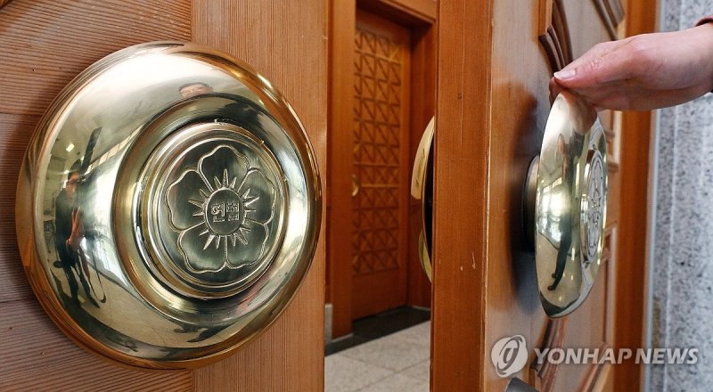 윤 대통령 탄핵선고, 문 열리는 대심판정 (출처=연합뉴스)