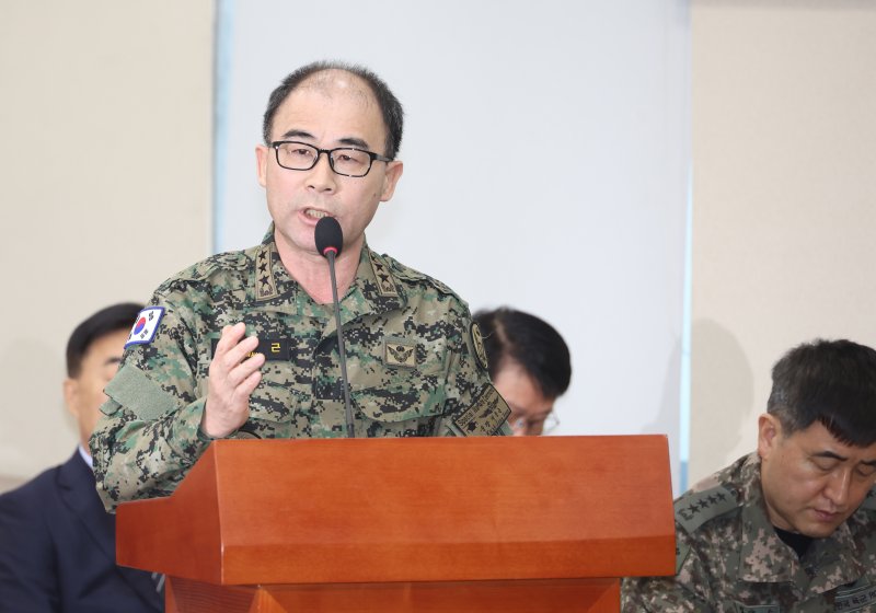 [서울=뉴시스] 고승민 기자 = 곽종근 전 특수전사령관이 4일 서울 여의도 국회에서 열린 윤석열 정부의 비상계엄 선포를 통한 내란혐의 진상규명 국정조사특별위원회의 2차 청문회에서 의원 질의에 답하고 있다. 2025.02.04. kkssmm99@newsis.com