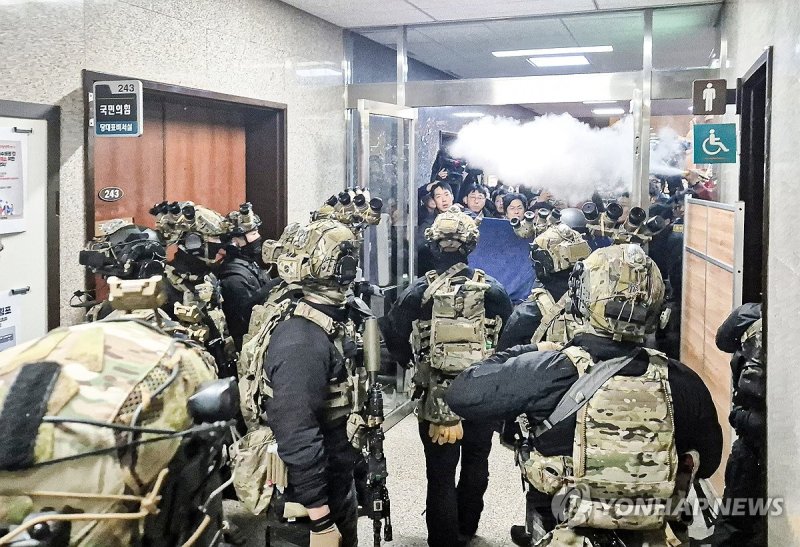 국회 본청 진입하는 계엄군 (출처=연합뉴스)