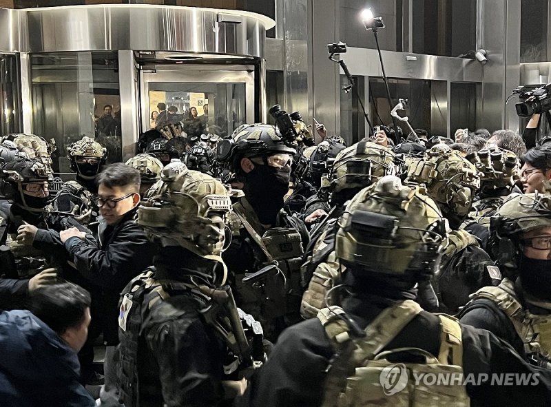 국회 진입 시도하는 계엄군 (출처=연합뉴스)