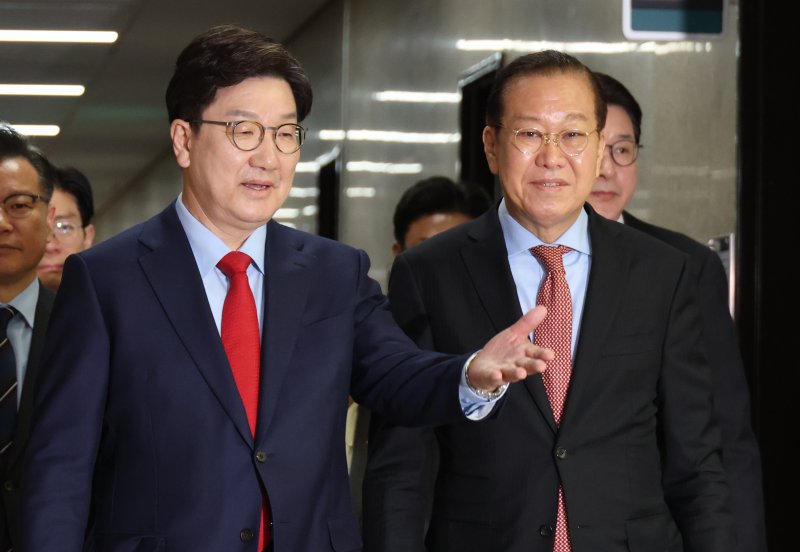 (서울=뉴스1) 이광호 기자 = 권영세 국민의힘 비상대책위원장과 권성동 원내대표가 윤석열 대통령 탄핵심판 선고일인 4일 오전 서울 여의도 국회에서 열린 비상대책위원회의에 참석하고 있다. 2025.4.4/뉴스1 /사진=뉴스1화상