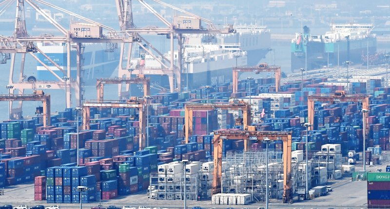 [평택=뉴시스] 김종택 기자 = 3일 경기도 평택시 포승읍 평택항 수출 야적장에 컨테이너들이 쌓여 있다. 도널드 트럼프 미국 대통령이 2일(현지시간) 한국에서 생산돼 미국으로 수입되는 모든 제품에 25%의 상호관세를 부과한다고 공식 발표 했다. 2025.04.03. jtk@newsis.com