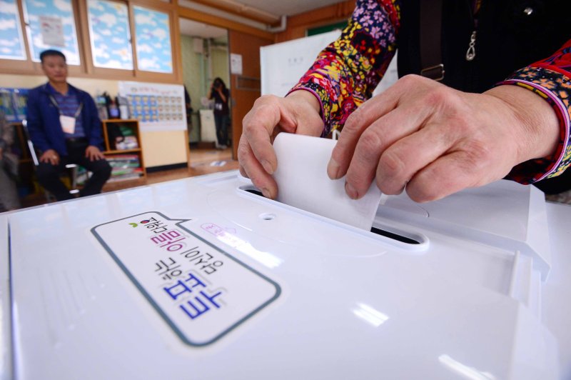[서울=뉴시스]전신 기자 = 19대 대선 투표일인 9일 서울 종로구 재동초등학교에 마련된 가회동 투표소에서 유권자들이 투표를 하고 있다. 2017.05.09. photo1006@newsis.com