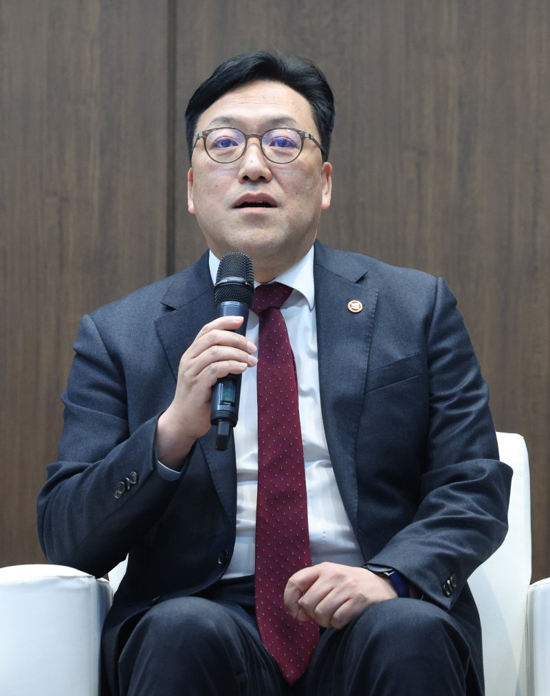 [서울=뉴시스] 김진아 기자 = 김병환 금융위원장이 3일 서울 중구 은행회관에서 열린 한국은행-한국금융연구원 공동 정책 컨퍼런스 '부동산 신용집중: 현황, 문제점 그리고 개선방안' 특별대담에서 발언하고 있다. 2025.04.03. bluesoda@newsis.com