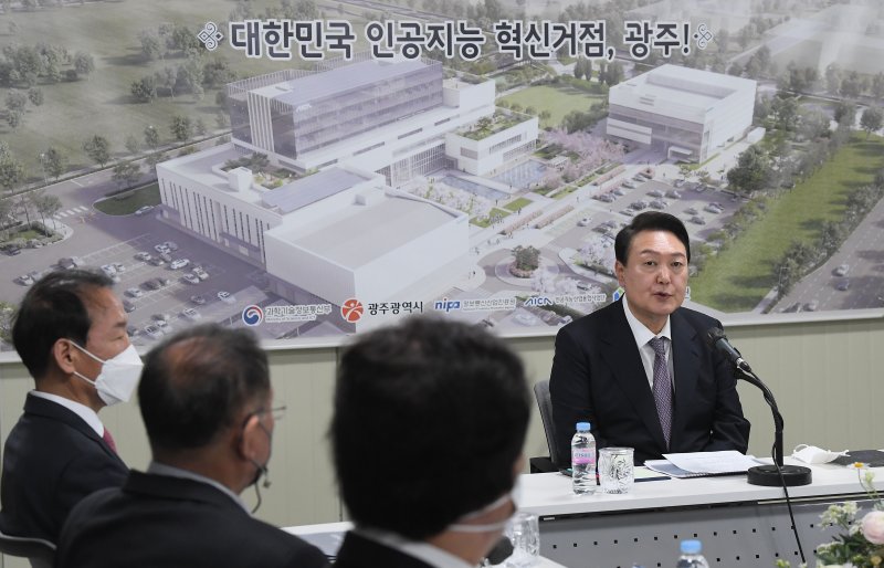 [서울=뉴시스] 인수위사진기자단 = 윤석열 대통령 당선인이 20일 전남 광주시 국가 인공지능(AI) 집적단지에서 열린 간담회에서 발언을 하고 있다. 2022.04.20. photo@newsis.com