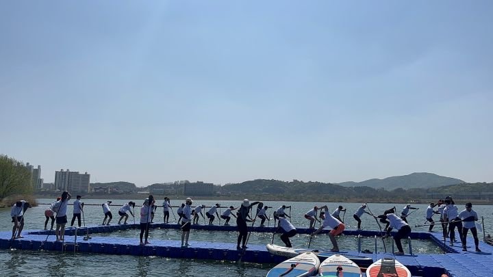 [여주=뉴시스]여주도시공사의 패들보드 훈련 모습(사진=여주도시공사 제공) 2025.04.04. photo@newsis.com