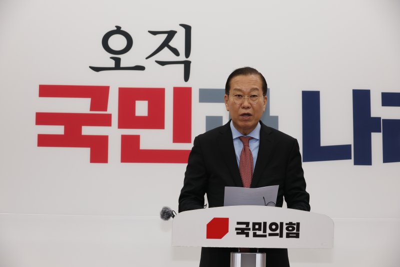 권영세 국민의힘 비상대책위원장이 4일 오전 서울 여의도 국회에서 헌법재판소의 윤석열 대통령 탄핵심판 선고 결과와 관련해 입장을 밝히고 있다. 2025.4.4/뉴스1 ⓒ News1 이광호 기자