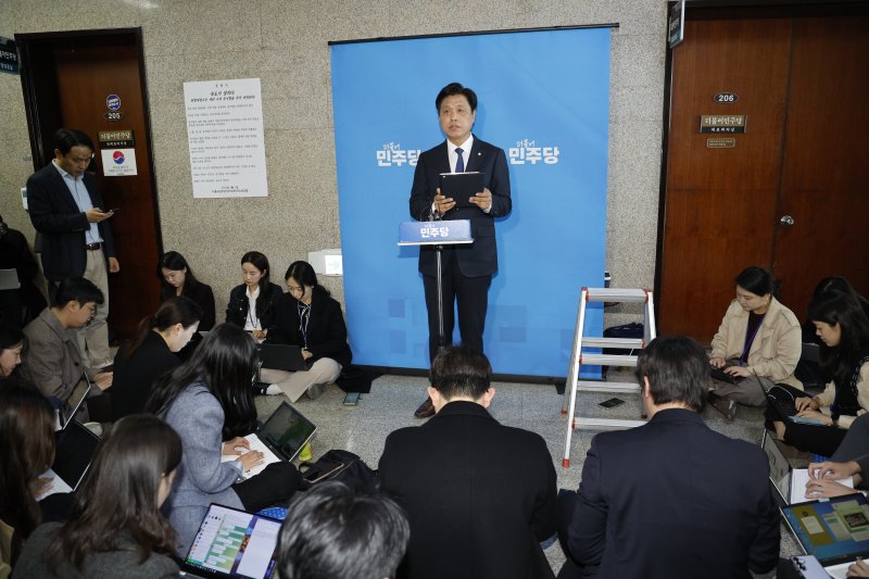조승래 더불어민주당 수석대변인이 4일 서울 여의도 국회에서 헌법재판소의 윤석열 대통령 파면 결정에 대한 입장을 밝히고 있다. 2025.4.4/뉴스1 ⓒ News1 안은나 기자