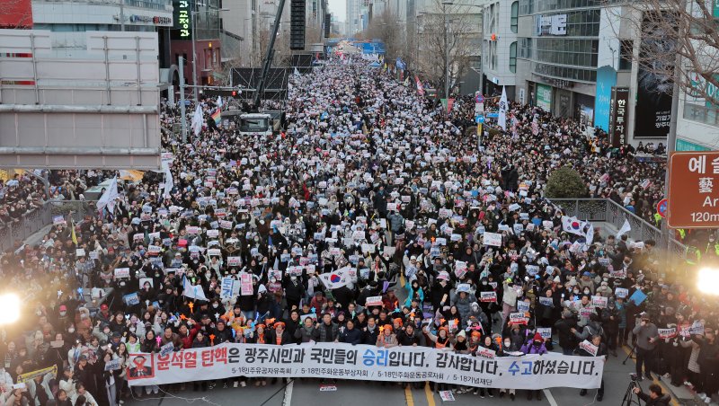 [광주=뉴시스] 변재훈 기자 = 윤석열 대통령의 탄핵 소추안 재표결이 가결된 14일 오후 광주 동구 금남로에서 시민들이 환호하고 있다. 2024.12.14. wisdom21@newsis.com /사진=뉴시스