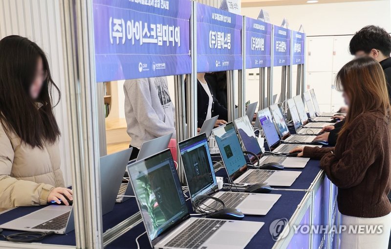 올해 3월 도입 예정인 AI 디지털교과서 상설전시회 (출처=연합뉴스)