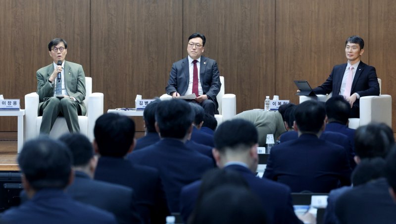 [서울=뉴시스] 김진아 기자 = 이창용 한국은행 총재가 3일 서울 중구 은행회관에서 열린 한국은행-한국금융연구원 공동 정책 컨퍼런스 '부동산 신용집중: 현황, 문제점 그리고 개선방안' 특별대담에서 발언하고 있다. 왼쪽부터 이 총재, 김병환 금융위원장, 이복현 금융감독원장. 2025.04.03. bluesoda@newsis.com