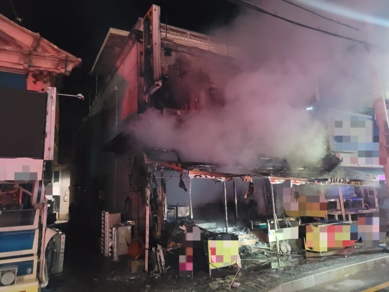 [포항=뉴시스] 안병철 기자 = 4일 오전 0시49분께 경북 포항시 남구 구룡포읍 한 식당에서 불이 났다.(사진=경북소방본부 제공) 2025.04.04. photo@newsis.com